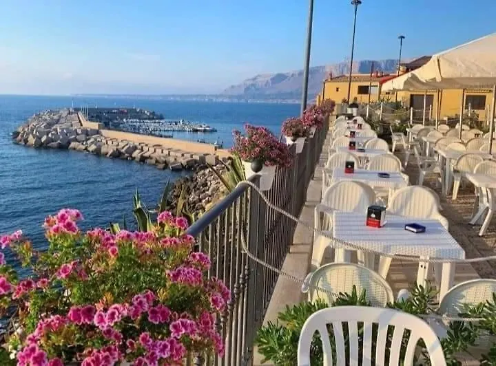 Sunshine Apartment Trappeto Italy